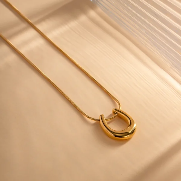 18K Gold Plated Irregular Snake Chain Necklace with U-Shaped Pendant - Image 4