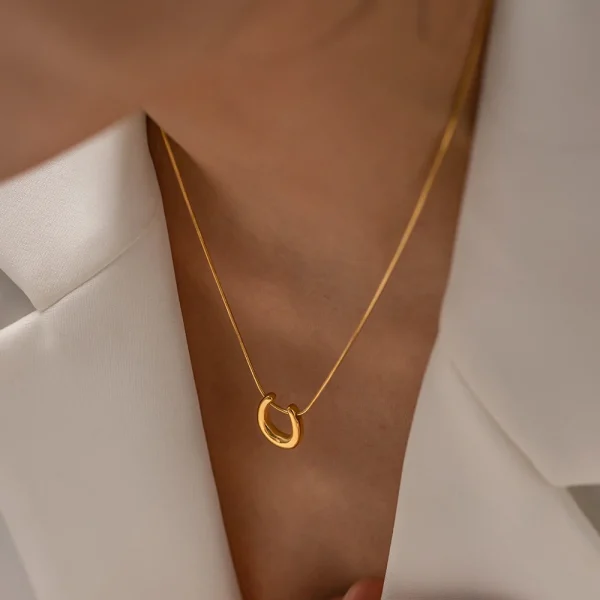 18K Gold Plated Irregular Snake Chain Necklace with U-Shaped Pendant - Image 3