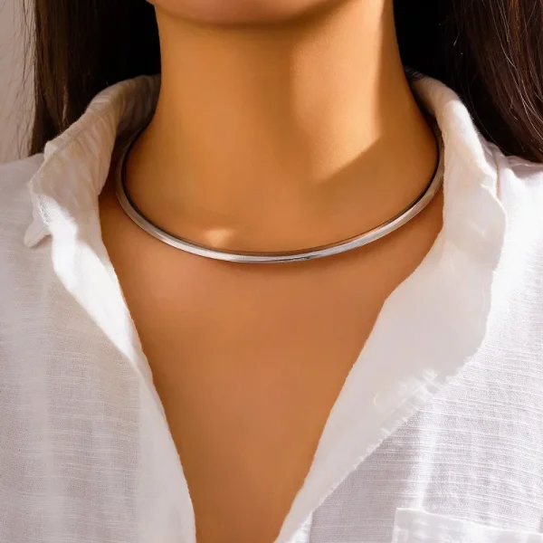 Elegant Chunky Circle Necklace - Image 4